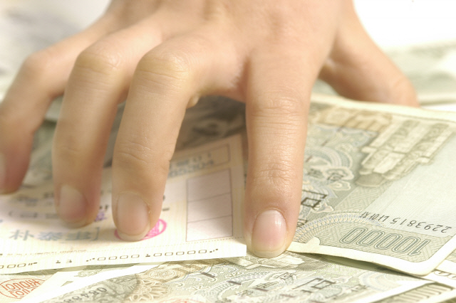 수표를 줍는 손[아이클릭아트]